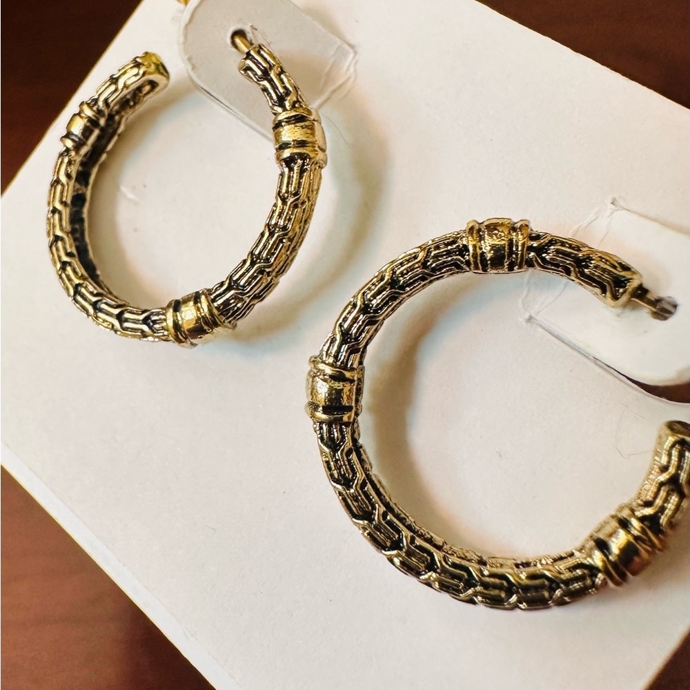 Vintage Gold Textured Hoop Earrings with Unique Design 20mm. - Picture 4 of 5
